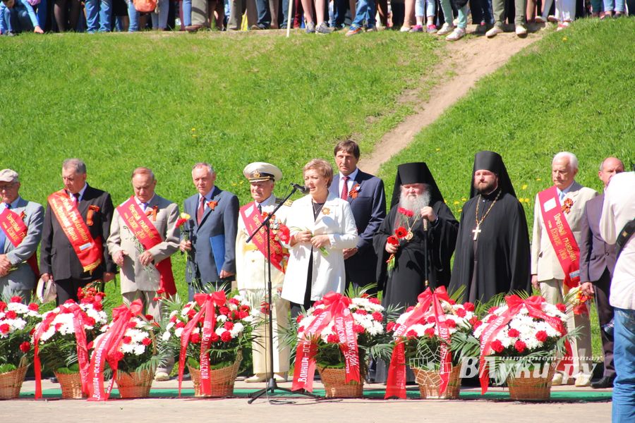 По центральному проспекту Великих Лук прошёл  «Бессмертный полк» (0+) (ФОТО)