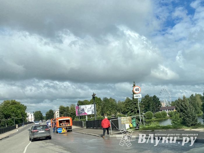 На центральном мосту затруднено движение (ФОТО)