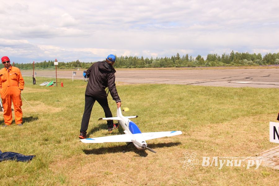 В Великих Луках проходит 7-й Фестиваль авиамодельного спорта (ФОТО)