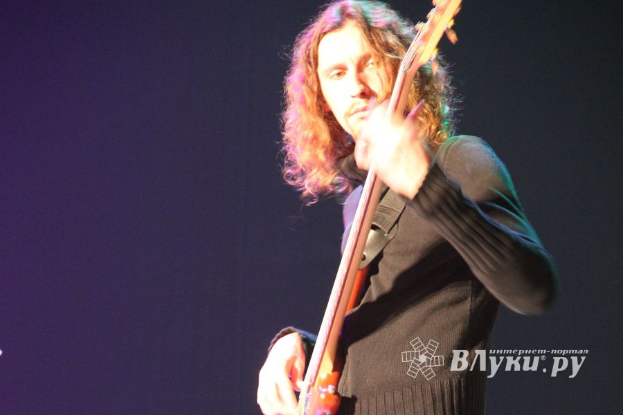 В Великих Луках прошел фестиваль живой музыки «Ставим на аватарках небо» (фото)