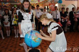 В Великих Луках прозвенели «Последние звонки»