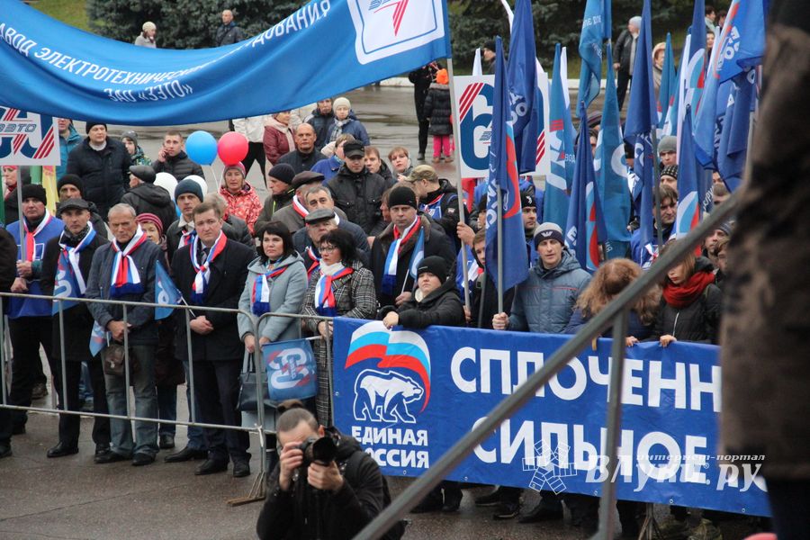 Митинг и праздничные гуляния в Великих Луках (ФОТО)