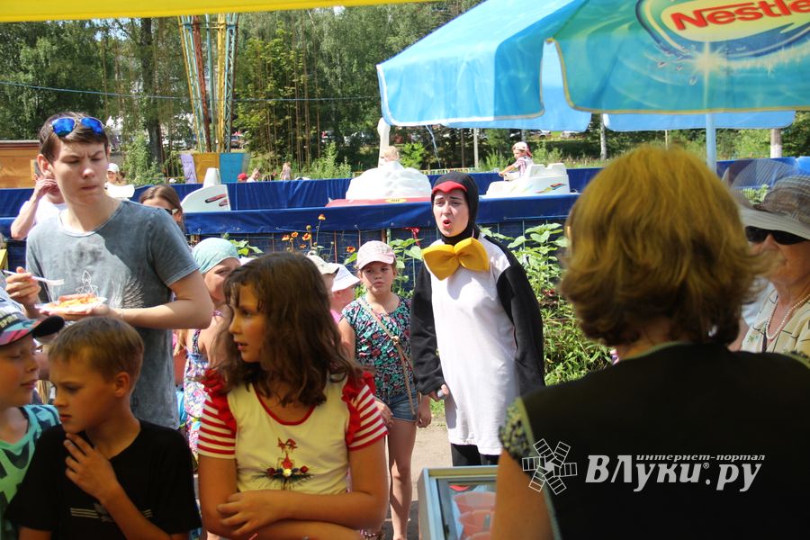 В городском парке Великих Лук прошёл День мороженого