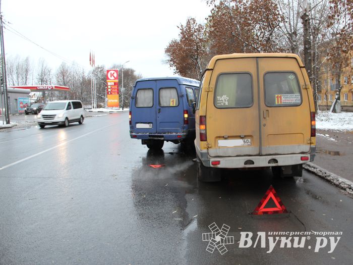 На проспекте Гагарина маршрутки не поделили остановку (ФОТО)