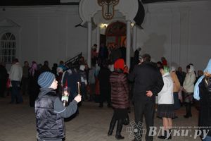 Крестным ходом встредили великолучане светлый праздник Пасхи