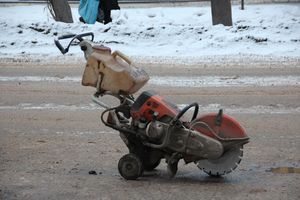 И в оттепель, и в мороз в Великих Луках продолжается ремонт дорог (ФОТО)