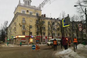 В Великих Луках вскрывают асфальт (ФОТО)