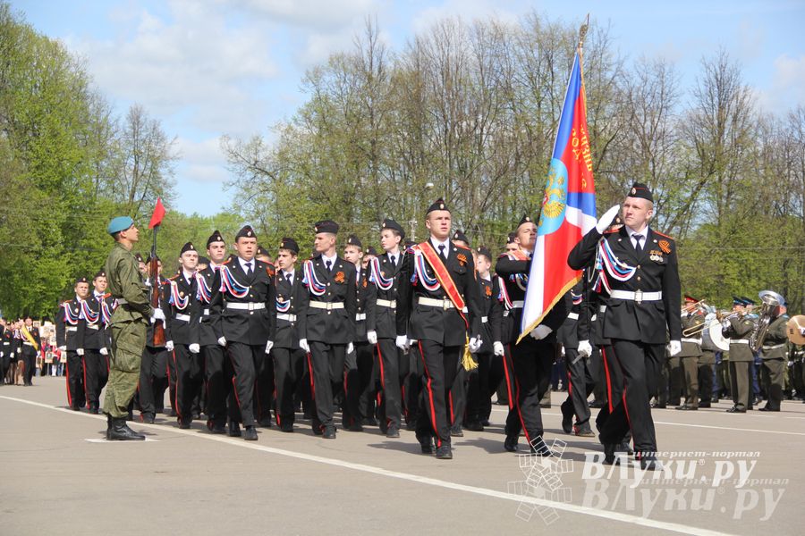 Парад Победы в Великих Луках (фото)