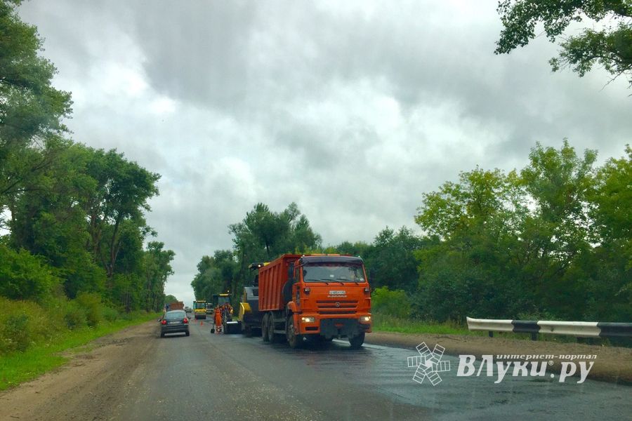 В Великолукском районе продолжается ремонт дорог (ФОТО)