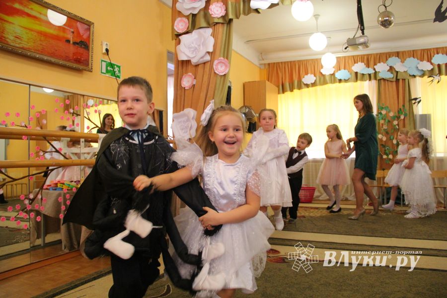 Юные великолучане поздравили мам и бабушек с помощью Золушки (ФОТО)