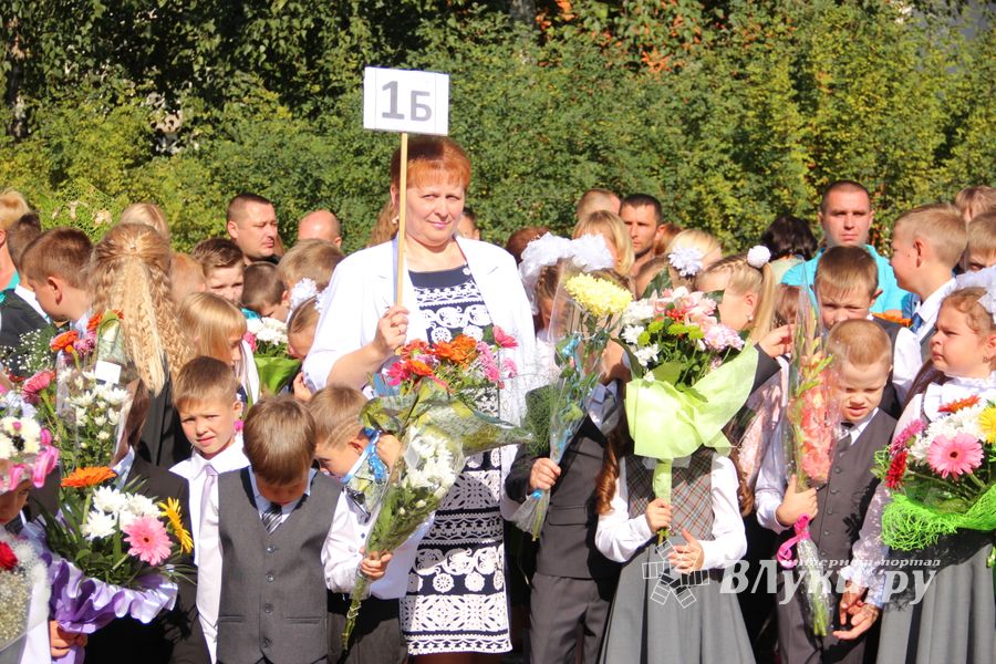 Самую многочисленную школу Великих Лук пополнили 116 первоклассников (ФОТО)