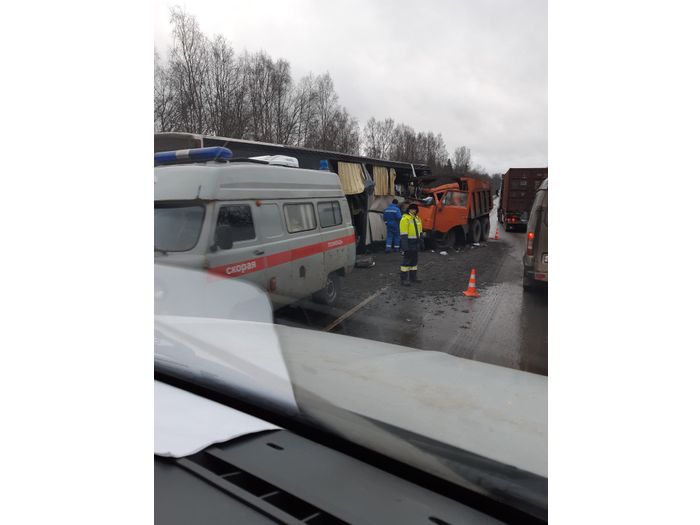 В Псковской области столкнулись «КамАЗ» и пассажирский автобус (ФОТО)