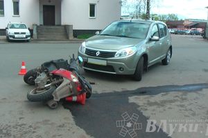 В Великих Луках произошло ДТП с участием автомобиля Рено и скутериста (ФОТО)