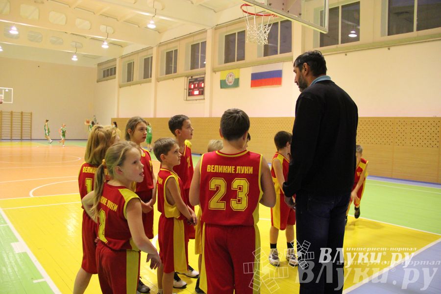 Интересный баскетбольный матч прошел в Великих Луках (фото)