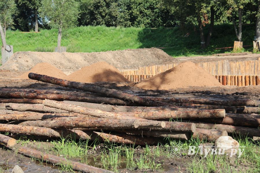 Совсем скоро великолучане смогут гулять по деревянным дорожкам Крепости (ФОТО)
