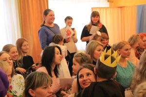 Юные великолучане поздравили мам и бабушек с помощью Золушки (ФОТО)