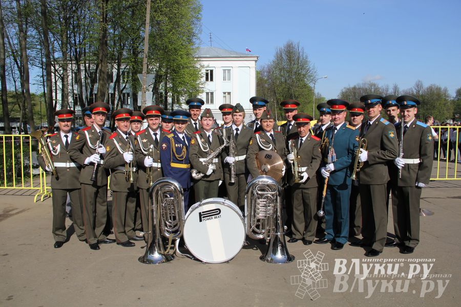 Парад Победы в Великих Луках (фото)