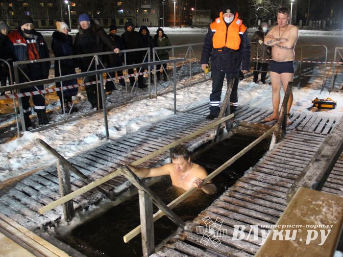В Великих Луках проходят крещенские купания (ФОТО)