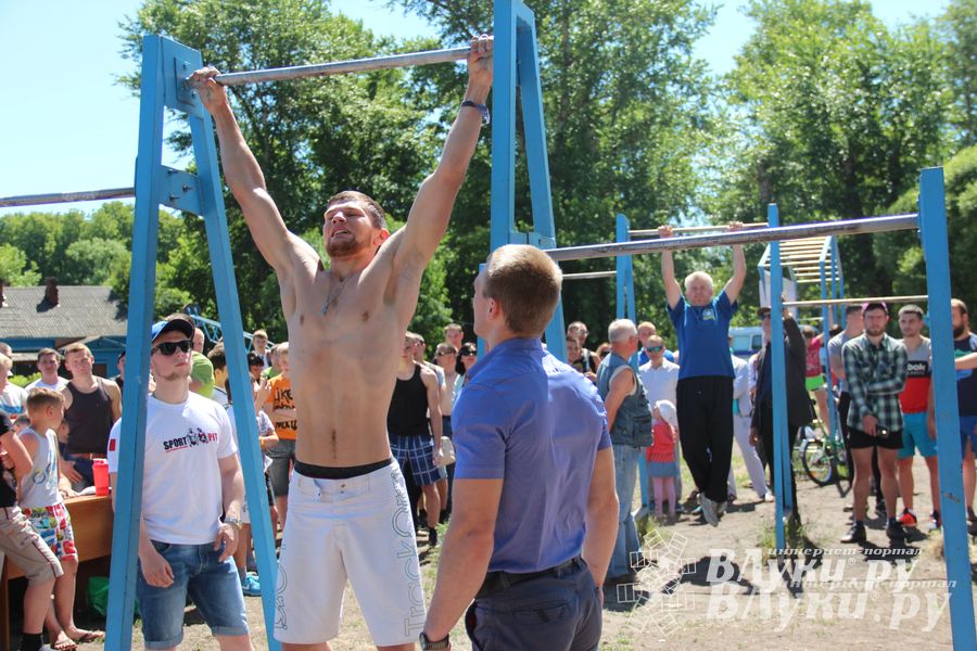 В Великих Луках состояли соревнования по подтягиванию на турнике (фото)