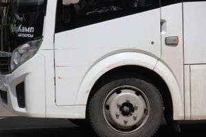 Большой автобус пострадал от маленькой легковушки (ФОТО)