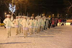 В Великих Луках зажглась новогодная ёлка (ФОТО)