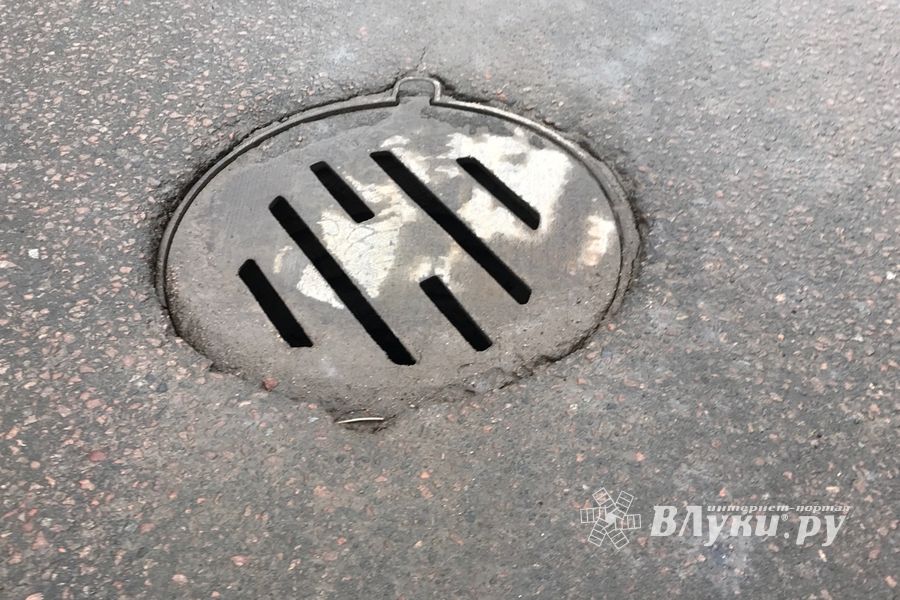 Великие Луки проваливаются в люки (ФОТО)