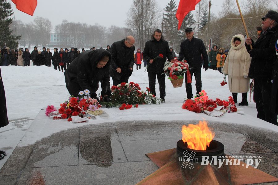 В Аллее Героев в Великих Луках прошёл Торжественный митинг  (ФОТО)