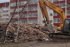 Фотофакт: в Великих Лук сносят дом 