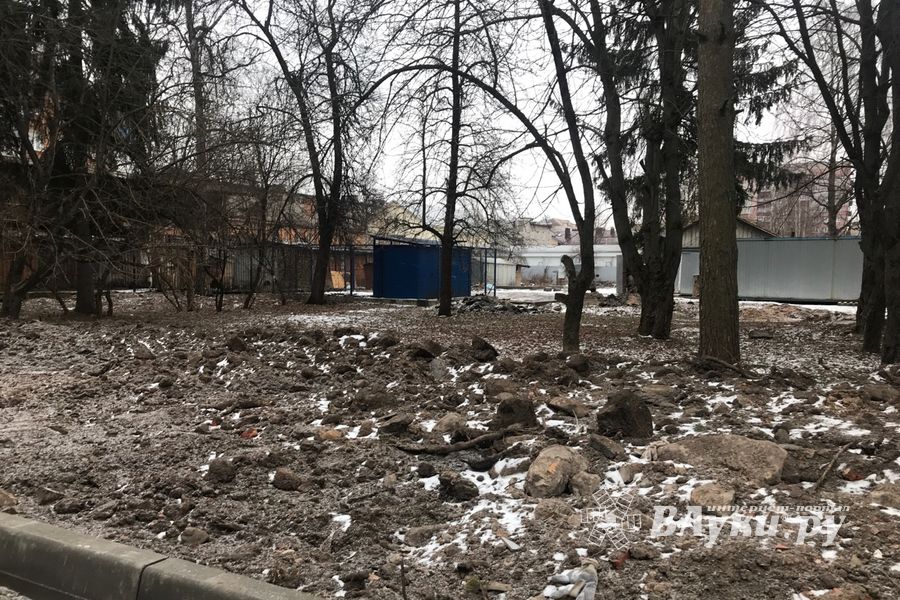 В Великих Луках приводят в порядок территорию Хирургического корпуса больницы (ФОТО)