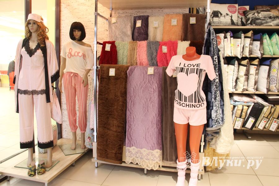 Кот Барон приготовил подарки для женщин