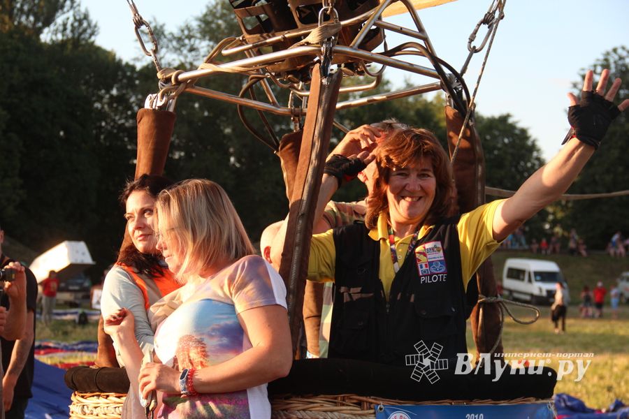 Сегодня вечером аэростаты плыли над городом (ФОТО)