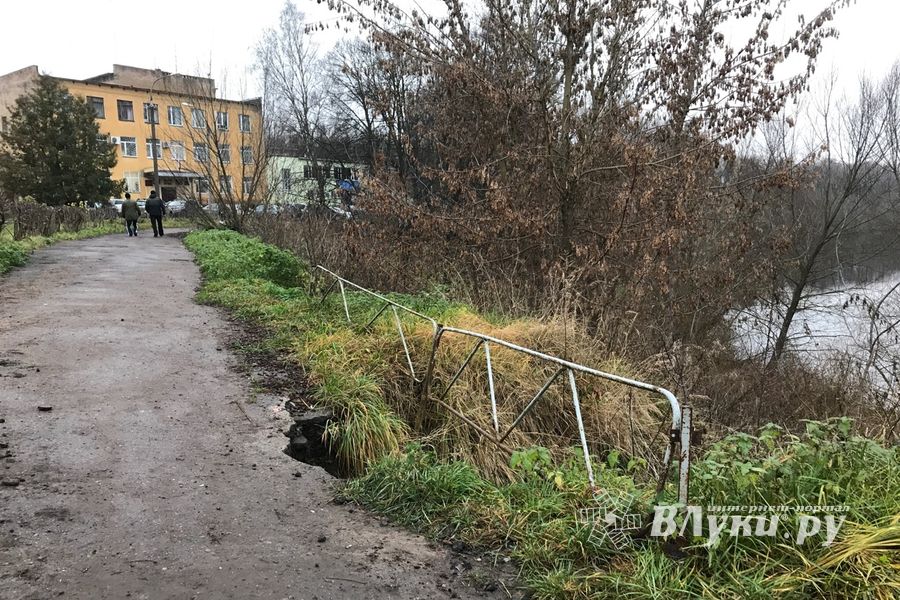 Провал на набережной Великих Лук укрепят (ФОТО)