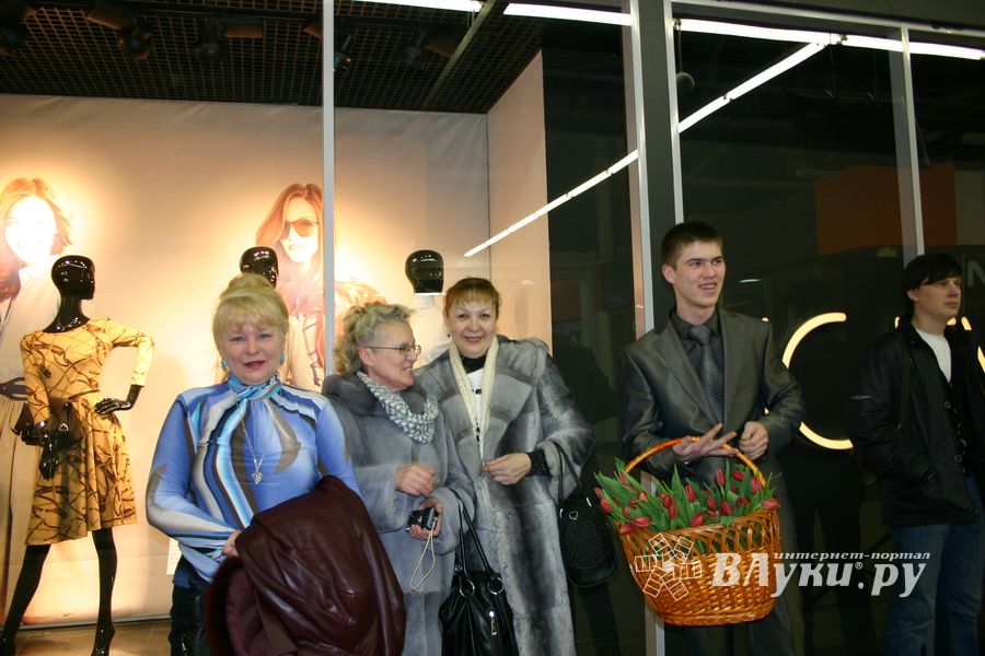 Торговый центр «Апельсин» поздравил прекрасных дам с праздником весны