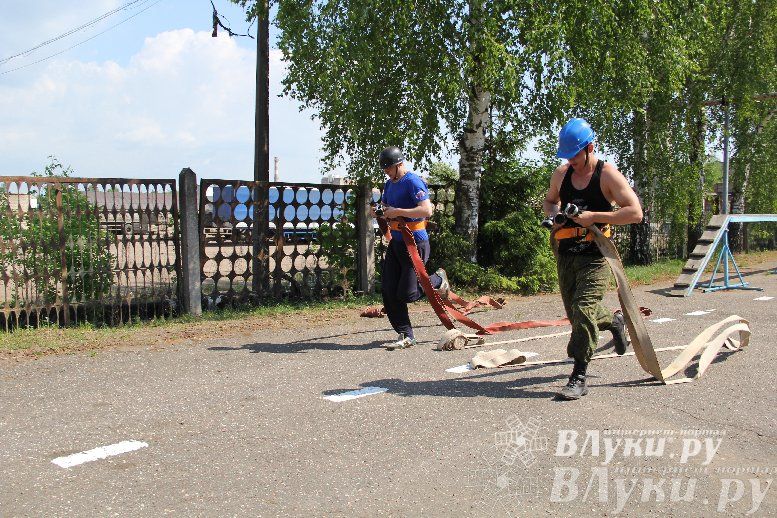 В Великих Луках прошли соревнования среди пожарных