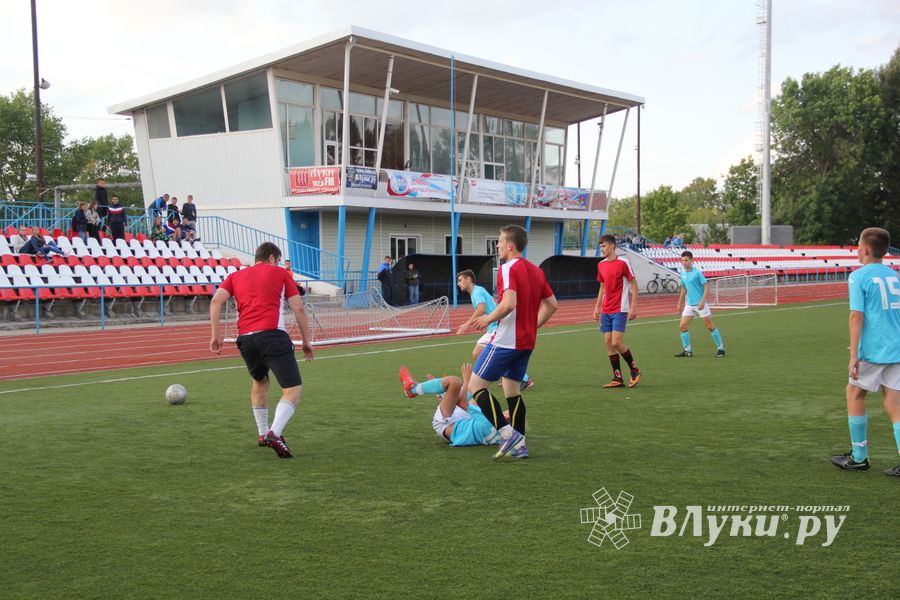 В минувшие выходные великолучане сыграли в футбол (фото)
