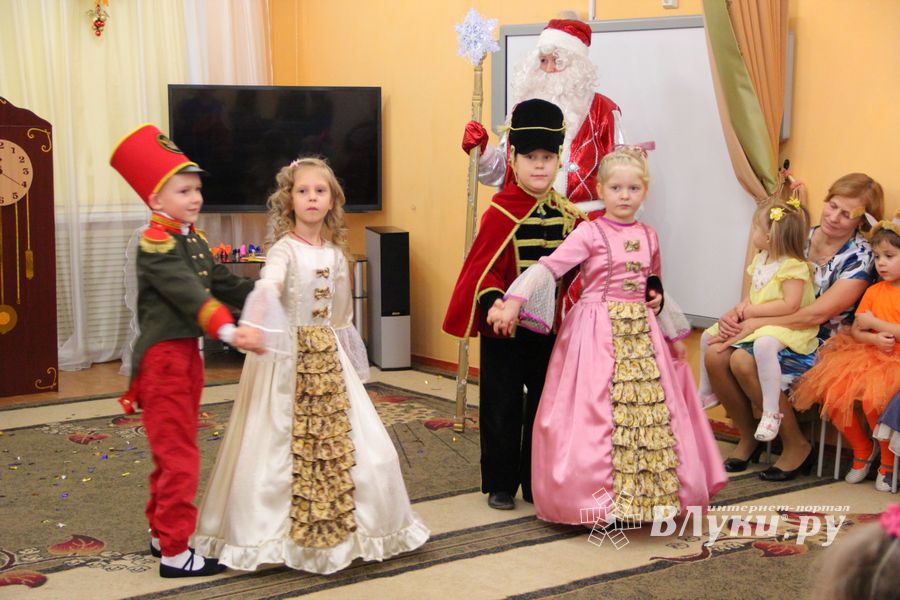 В Великие Луки пришла пора новогодних утренников (ФОТО)