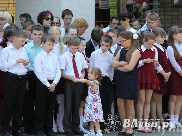 В Великих Луках прозвенели «Последние звонки»