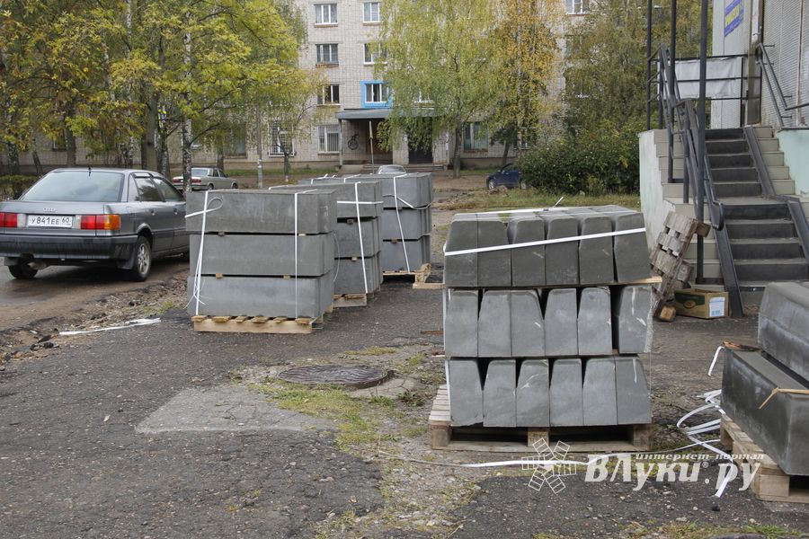 Во дворе дома на ул. Гоголя дорожники взяли в руки клещи (ФОТО)