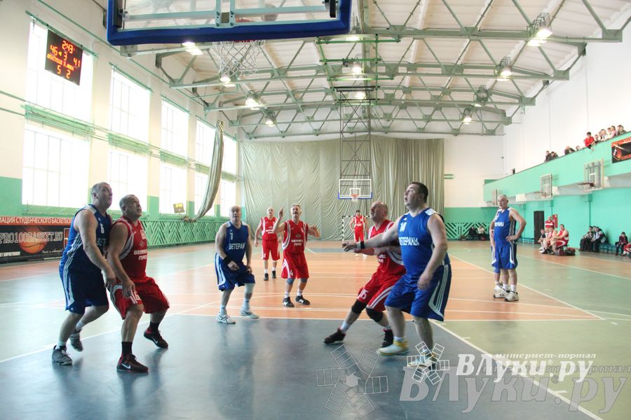 Баскетболисты Великих Лук сыграли со сборной Дмитрова