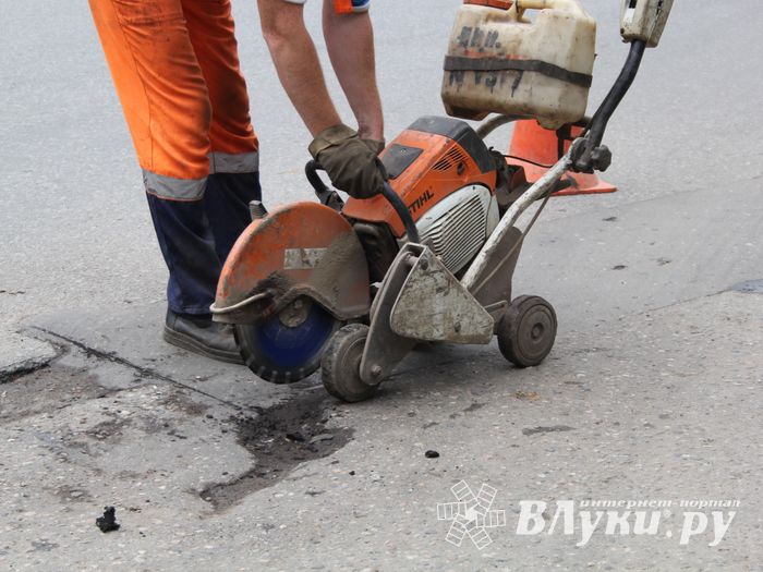 В Великих Луках начался ямочный ремонт на ул. Нелидовской (ФОТО)