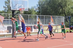 «Оранжевый мяч» в Великих Луках в День физкультурника (ФОТО)