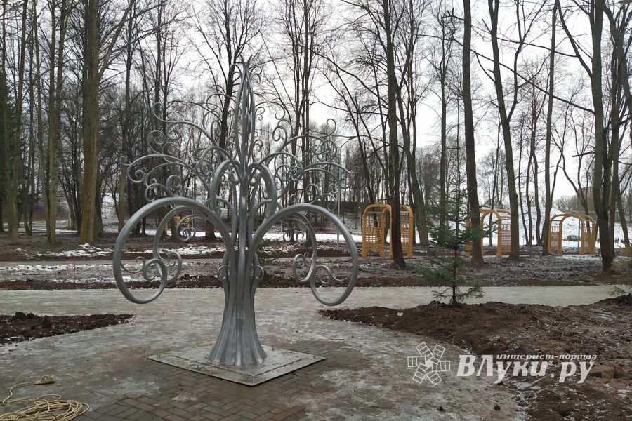 В парке «Петровский» появилась «Яблоня любви» (ФОТО)