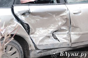 ​ДТП на перекрёстке улиц Дьяконова и 3-ей Ударной армии (ФОТО)