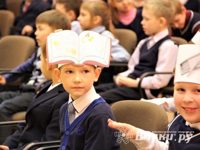 Зачем самых младших учеников 13-й школы испачкали мелом (ФОТО)