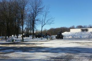 ФОТОФАКТ: В центральном городском парке чистят снег