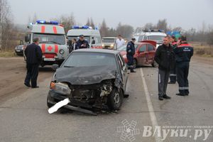 В Великих Луках столкнулись Лада и Шевроле (фото)