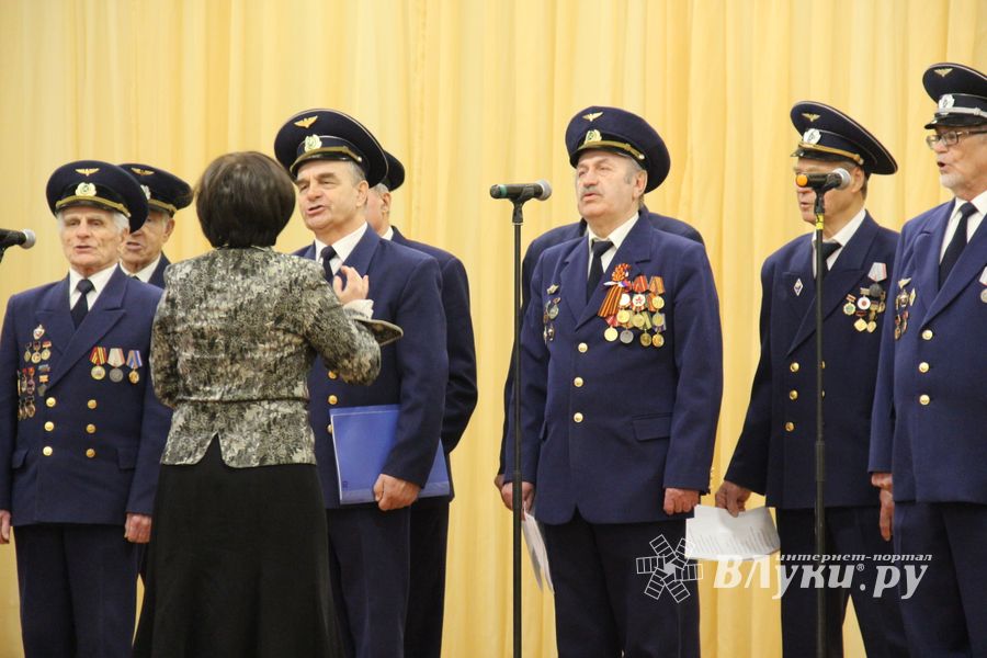 Слабовидящих великолучан поздравили с Международным днём инвалидов (ФОТО)