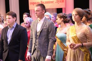 В Великих Луках выпускникам вручили медали «За особые успехи в учении» (ФОТО)