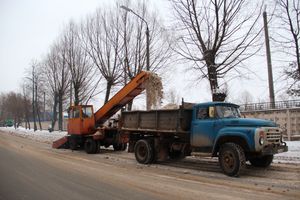 Улицы Великих Лук очищают от снега (ФОТО)