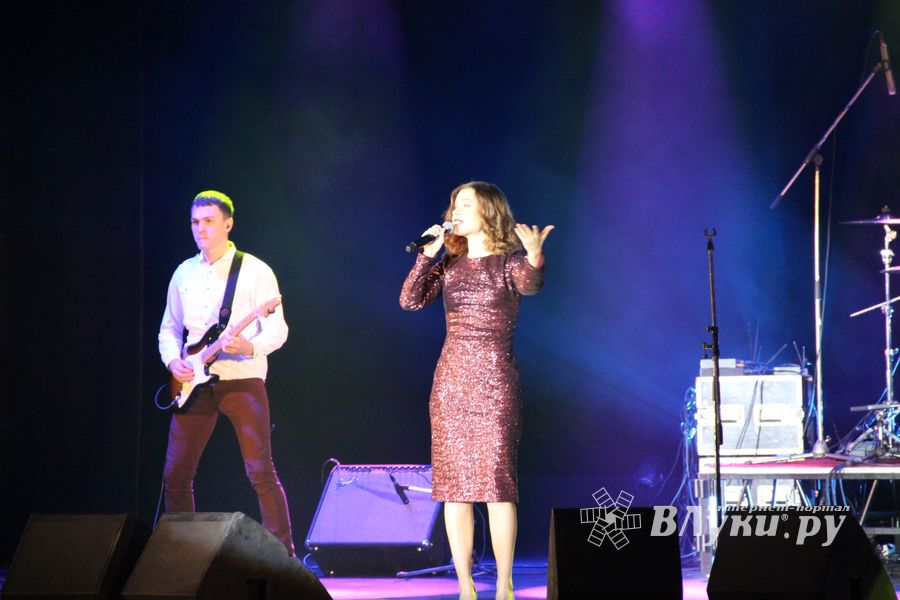 В Великих Луках состоялся концерт Юлии Савичевой (фото)